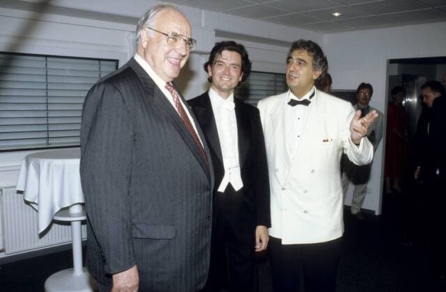 v.li.: Helmut Kohl, Dirigent Karl Sollak und Placido Domingo 07 95 bü Mann seriös quer halb stehend