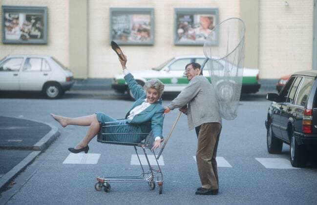 Entführung aus der Lindenstraße (ARD) Marie-Luise Marjan und Herbert Feuerstein 07 95 her quer ganz gehend draußen Szene TV-Produktion Fernsehen Schauspiel Serie seriös fröhlich Käscher Einkaufswagen