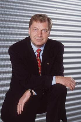 Eberhard Diepgen 10 95 bü Mann Politik CDU dunkelhaarig Anzug Krawatte seriös hoch halb stehend aufstützend neutral