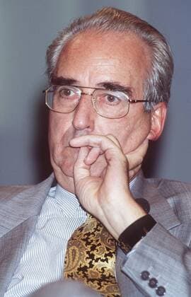 Dr. Günther von Lojewski 10 95 kri Fernsehen TV Journalismus Intendanz Mann grauhaarig Brille seriös Jackett Krawatte hoch Portrait Hand nachdenklich