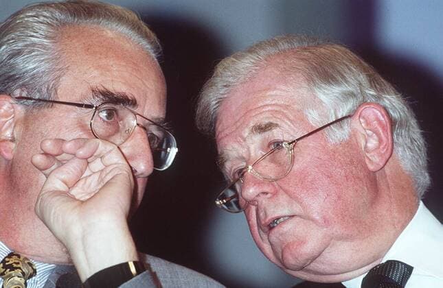 Dr. Günther von Lojewski und Kurt Biedenkopf (re.) 10 95 kri Mann grauhaarig Brille seriös Jackett Krawatte quer Portrait Gespräch