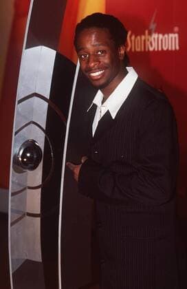 Echo Verleihung 1996 in Hamburg Mola Adebisi mit Echo 96 02 96 her TV Fernsehen Moderation Musik Mann dunkelhäutig dunkelhaarig seriös Jackett hoch halb stehend lächelnd Trophäe
