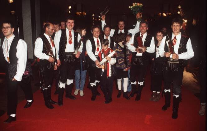 Echo Verleihung 1996 in Hamburg Kastelruther Spatzen mit Echo 96 02 96 her Volksmusik Musik Mann seriös Tracht Weste Stiefel Krawatte Trophäe quer ganz