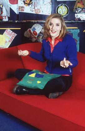 Aleksandra Bechtel 12 95 her VIVA Fernsehen TV Moderation leger dunkelhaarig Strickjacke blau hoch ganz sitzend Sofa Schneidersitz gestikulierend lächelnd