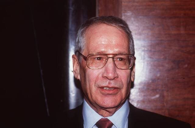 Markus Wolf (Ex-DDR-Spion) 11 95 te Autor Spionage Staatssicherheit Politik Gesellschaft Mann grauhaarig Brille Halbglatze seriös Jackett Krawatte quer Portrait lächelnd