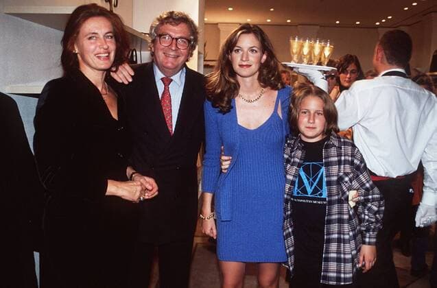 Gerd Schulte-Hillen mit Ehefrau Irene (li.), Tochter Johanna und Sohn Max 09 96 her Wirtschaft Unternehmen Bertelsmann Vorstand Medien Management seriös stehend Gruppenbild Restaurant halb quer