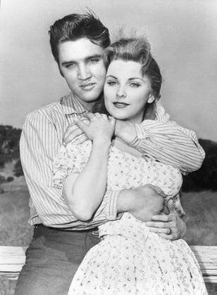 Elvis Presley und Debra Paget in Love Me Tender 05 96 teu Elvis Presley und Debra Paget in Love Me Tender - Pulverdampf und heiße Lieder , 1956 USA Amerikaner amerikanischer Mann Sänger Gesang Musiker Musik Rock n Roll Schauspieler SChauspiel Film Kino Musikfilm Frau Schauspielerin Szene Szenenfoto Standfoto Still american actor singer actress hoch halb stehend draußen neutral umarmend Umarmung sw