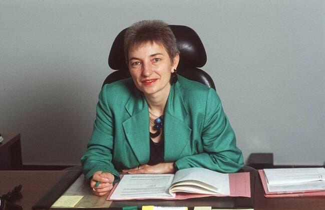 Annette Fugmann-Heesing (Berliner Finanzsenatorin) 05 96 te Politik SPD Frau dunkelhaarig kurzhaarig leger Blazer grün Schmuck Kette quer halb sitzend STUHL Schreibtisch Unterlagen arbeitend lächelnd