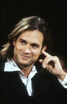 Ralf Bauer (Schauspieler) 11 96 her Mann Fernsehen TV Schauspiel Serie dunkelhaarig langhaarig Jackett schwarz Hemd leger sitzend Hand aufstützend hoch Portrait neutral