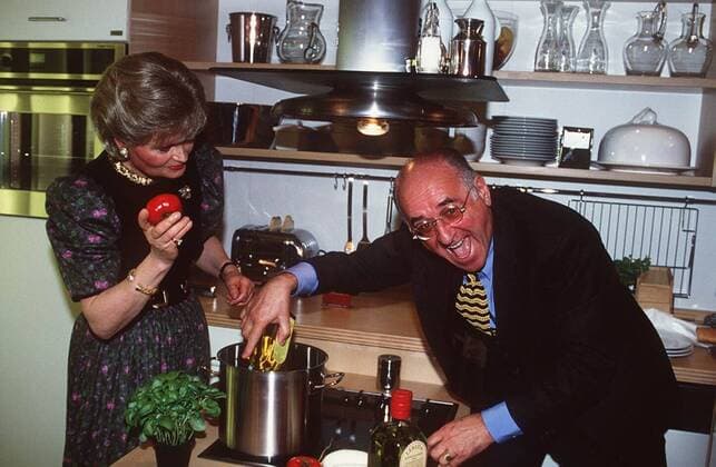Alfred Biolek und Hannelore Kohl 04 96 am quer halb stehend Küche kochend Gemüse fröhlich