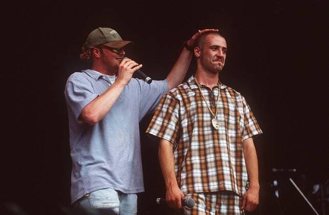 Bürger Lars Dietrich (re.) und Stefan Raab (Musiker, Sänger) 08 96 her Mann Musik Pop Gesang leger stehend Mikrophon haltend Auftritt Bühne gestikulierend singend quer halb