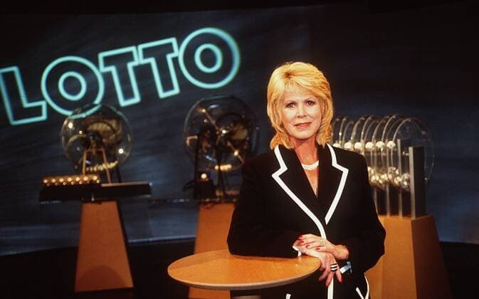 Karin Tietze-Ludwig ( Lotto-Moderatorin) 08 96 am Frau Fernsehen TV Moderation blond seriös Jacke schwarz Tisch stehend aufstützend Studio Lottoziehungsgerät Dekoration Logo quer halb neutral