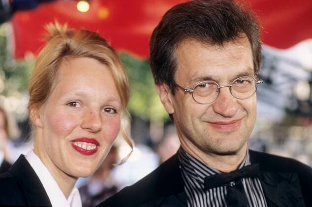 Wim Wenders, 75. Geburtstag am 14. August Wim Wenders und Begleitung 05 96 sn TV Fernsehen Film Regie festlich stehend draußen Straße Gebäude lächelnd Portrait quer