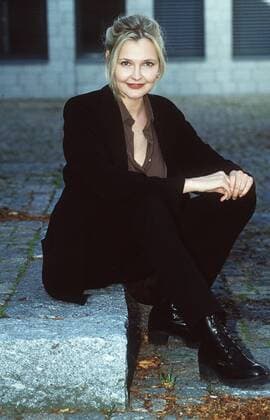 Katharina Schubert (Schauspielerin) 10 96 her Frau TV Fernsehen Schauspiel langhaarig blond Hochsteckfrisur leger Bluse Blazer draußen sitzend Treppe Hände neutral ganz hoch