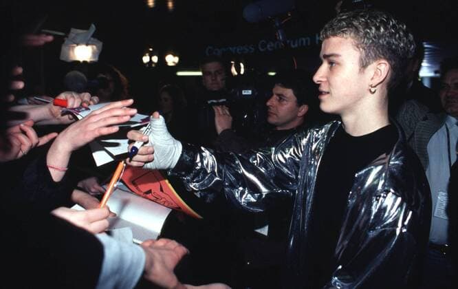 Echo Verleihung 1997 in Hamburg Justin von N SYNC (Popgruppe) 02 97 her Mann Musik Band Gruppe Pop Gesang USA Logo Echo 1997 lächelnd Hemd silber glänzend halb quer Autogramm gebend