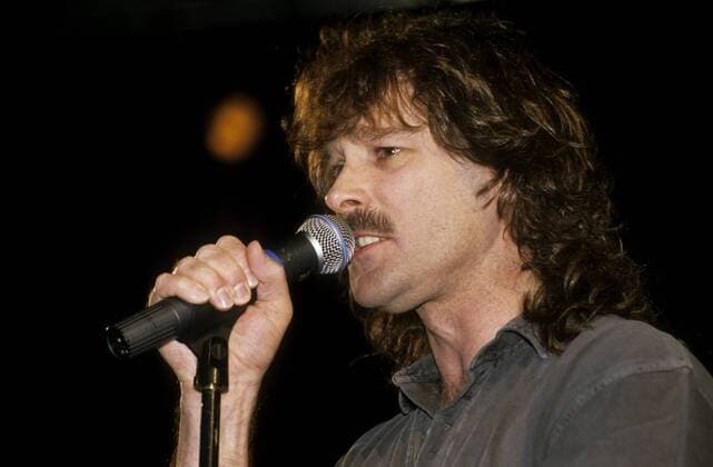 Wolfgang Petry (Sänger) 01 97 thg Musik Schlager Gesang Mann dunkelhaarig Locken Schnäuzer langhaarig leger Jeans T-Shirt Bühne Auftritt Mikrophon haltend singend Portrait quer