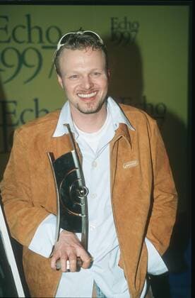 Echo Verleihung 1997 in Hamburg Stefan Raab (Musiker, Sänger) 02 97 her Mann TV Moderation Musik VIVA Unterhaltung dunkelhaarig leger Jeans Hemd Bart Lederjacke Sonnenbrille Preis Echo 1997 Trophäe stehend ganz hoch lächelnd