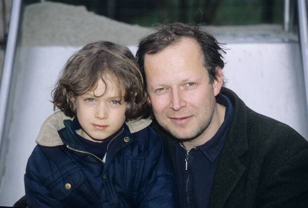 Axel Milberg (Schauspieler) mit Sohn Moritz 03 97 kück Mann TV Fernsehen Serie dunkelhaarig kurzhaarig Jackett dunkel draußen Kind Spielplatz Rutsche neutral Portrait quer