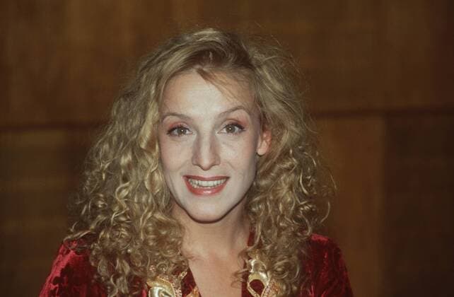 Sissi Perlinger b.d.Grimmepreis Verleihung 97 03 97 pp Frau Kabarett Musik Fernsehen TV blond Locken festlich Keid rot DEKOLLETE Portrait quer lächelnd