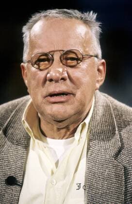 Heinz Baumann (Schauspieler) 04 97 her Schauspiel TV Schauspiel Mann grauhaarig Brille leger T-Shirt Hemd Jackett sitzend Portrait hoch neutral
