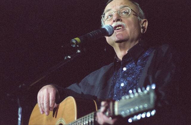 Roger Whittaker (Sänger) 03 97 thg Konzert Auftritt live Bielefeld Mann Musik Schlager Instrument haltend Gitarre leger Hemd Auftritt Bühne sitzend Mikrophon singend spielend weißhaarig Brille halb quer