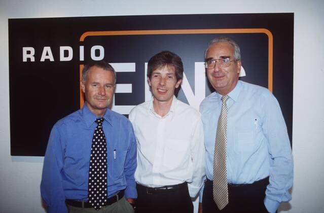 v.li.: Hansjürgen Rosenbauer, Helmut Lehnert, Günther von Lojewski 08 97 te TV Fernsehen Medien Radio Rundfunk Hörfunk Radio Eins Pressekonferenz PK leger Plakat Logo stehend halb quer