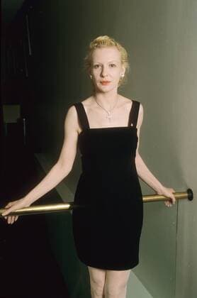 Sunnyi Melles (Schauspielerin) 09 97 her Frau TV Fernsehen Schauspiel Theater Film blond kurzhaarig Locken festlich SERIÖS Kleid schwarz Dekollete Schmuck Ohrring Kette stehend Wand Geländer halb hoch neutral