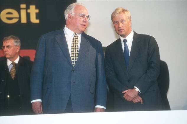 Helmut Kohl (li.) mit Ole von Beust 09 97 her Mann Politik CDU Bundeskanzler seriös stehend Jackett Krawatte Hemd stehend Podium halb quer Gespräch
