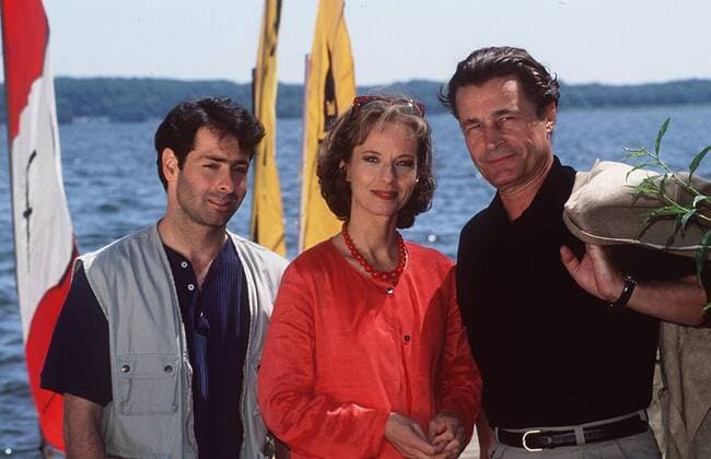 Die Schule am See (ARD) v.li.: Patrick Elias, Mareike Carriere, Max Volkert Martens 06 97 her TV Fernsehen Schauspiel Serie Wasser See draußen leger stehend Segel Szene halb quer neutral