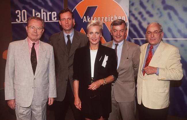 v.l.: E. Zimmermann, Dr. B. Peters, S. Zimmermann, P. Nidetzky, K. Toenz 07 97 kri TV Fernsehen Moderation Kriminalfall Mann seriös Studio Dekoration Kulisse Logo Aktenzeichen XY...ungelöst (ZDF) stehend halb quer Eduard Butz Sabine Peter Konrad