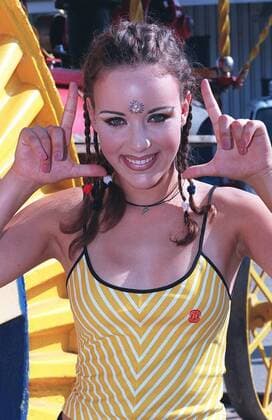 Blümchen Farbnegativ 08 97 her TV Fernsehen Schauspiel draußen leger Frau Musik Gesang Pop Kleid dunkelhaarig langhaarig Zöpfe stehend gestikulierend halb hoch lächelnd