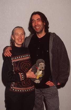 Jane Goodall mit Hubert von Goisern 12 97 kri leger stehend umarmend Spielzeug Plüschtier Affe Affen halb hoch lächelnd