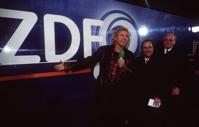 v.li.: Thomas Gottschalk, Dr. Dieter Stolte, Heinz Neuhaus in ZDFexpress (ZDF) 12 97 am Mann TV Fernsehen Moderation Medien ZDF DB Deutsche Bahn Zug draußen Bahnsteig Logo Mikrophon halb quer Gespräch