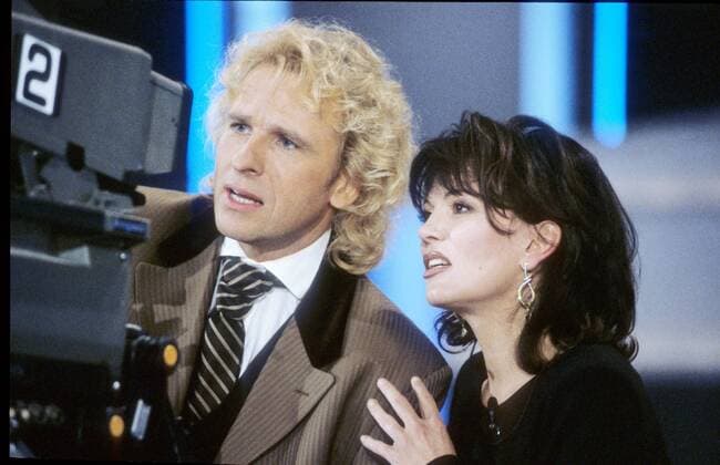 Wetten, daß...? (ZDF) mit Thomas Gottschalk & Iris Berben 11 97 her Fernsehen TV Show Studio Dekoration Kulisse stehend Kamera Gespräch seriös 08.11.97 in Leipzig Portrait quer