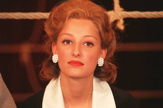 - Alexandra Maria Lara - Farbnegativ 11 97 thg Frau Schauspiel Film TV Fernsehen Szene Filmszene dunkelhaarig Locken seriös Bluse stehend Portrait quer neutral