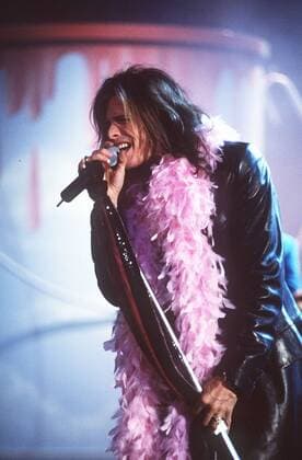 Aerosmith - Sänger Steven Tyler - in Wetten, daß...? ZDF 11 97her Musik Gruppe Band USA Amerika Gesang Rock langhaarig dunkelhaarig Studio Mikrophon Auftritt Konzert leger singend Mann halb hoch Ledermantel schwarz Federboa 08.11.97 in Leipzig her