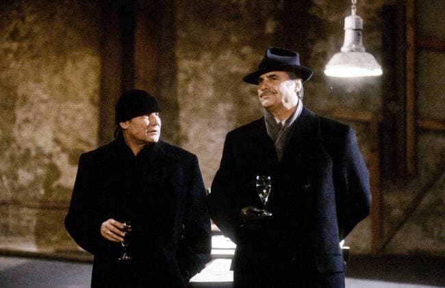 Klaus Maria Brandauer (li.) mit Peter Simonischek im Theater- stück Speer 01 98 te Mann Schauspiel Bühne Theater Auftritt Verkleidung Mantel Kulisse Dekoration Tisch Lampe halb quer Unterlagen stehend Gespräch Glas haltend Theaterstück Getränk