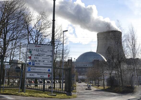 Kernkraftwerk Isar - Atomkraftwerk Isar bei Ohu Der gewaltige Kühlturm des Kernkraftwerkes Isar im Essenbacher Ortsteil Ohu mit der weithin sichtbaren Wasserdampf-Wolke
