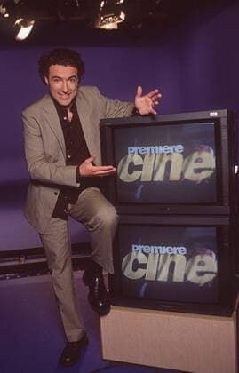 Thorsten Schaubrenner in cine (Premiere) 07 98 her TV Fernsehen Journalismus Moderation Musik Mann dunkelhaarig Locken leger Hemd Jackett Kino Logo Schild Titel cine halb hoch gestikulierend sitzend angelehnt lächelnd