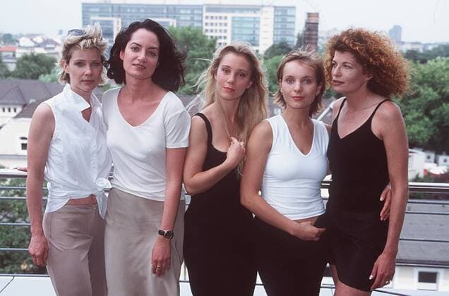 v.l.: Ann-Kathrin Kramer, Natalia Wörner, Franziska Petri, Nadja Uhl, Denise Virieux 07 98 her TV Fernsehen Schauspiel Serie Frau leger stehend draußen umarmend neutral halb quer