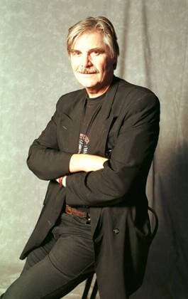 - Peter Simonischek - Farbnegativ 09 98 pp Mann TV Fernsehen Schauspiel Theater Serie Film grauhaarig SCHNÄUZER leger T-Shirt Jackett schwarz stehend Stuhl aufstützend Arme halb hoch neutral