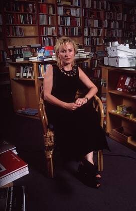 Bascha Mika (Journalistin, Autorin) 05 98 af Frau Journalismus Zeitung Zeitschrift Autor Literatur Schriftstellerei Buch blond LEGER Kleid schwarz Schmuck Kette sitzend Sessel Bücherregal Regal ganz hoch Beine neutral