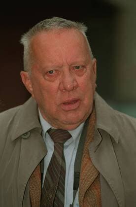 - Heinz Baumann - Farbnegativ 05 98 her TV Fernsehen TV-Produktion Szene Portrait Schauspiel Mann weißhaarig seriös Hemd Jackett Krawatte Mantel stehend draußen Portrait hoch neutral