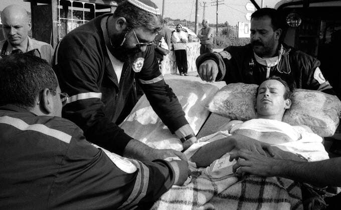 Israel, Nablus: Journalist Gilles Jacquier wurde von einer Kugel verletzt während der 2. Intifada und wird von Magen David Adom medizinisch versorgt THIERRYFLAMAND PANORAMIC 