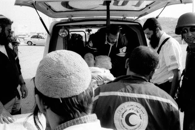 Israel, Nablus: Journalist Gilles Jacquier wurde von einer Kugel verletzt während der 2. Intifada und wird von Magen David Adom medizinisch versorgt THIERRYFLAMAND PANORAMIC 