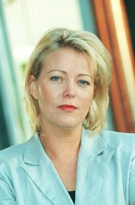 Auftrag Marion Horn (Journalistin) Frau Zeitung Zeitschrift Journalismus Medien blond seriös Bluse sitzend Portrait hoch neutral 11 98 teu