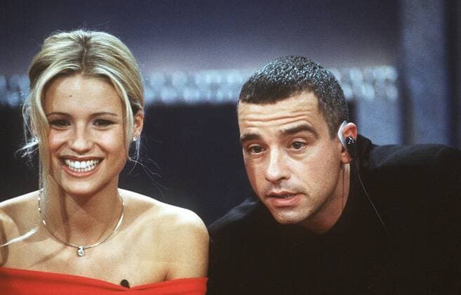 Eros Ramazzotti mit Ehefrau Michelle Hunziker 10 98 her Pop Gesang Italien Musik Mode Model sitzend Sofa Portrait quer