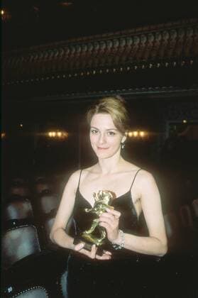 Martina Gedeck (Schauspielerin) 10 98 te TV Fernsehen Schauspiel Frau dunkelhaarig langhaarig Schmuck Ohrring Dekollete Kleid stehend Der Goldene Löwe 98 haltend lächelnd halb hoch