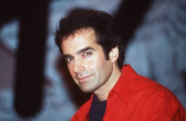 David Copperfield (Zauberer, Magier) 10 98 pp Mann Artisten Astrologie Effekte Medien Phantasie Show kurzhaarig dunkelhaarig leger Shirt Hemd sitzend neutral Portrait quer