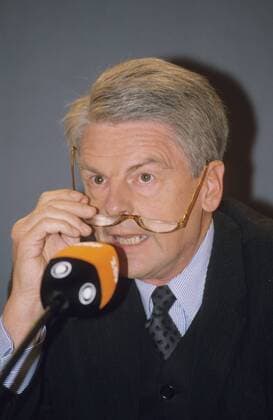 Klaus Bresser (ZDF-Chefredakteur) 01 99 am Mann TV Fernsehen Journalismus Politik Moderation Redaktion grauhaarig seriös Krawatte Jackett Hemd Brille sitzend Mikrophon sprechend aufstützend Portrait hoch
